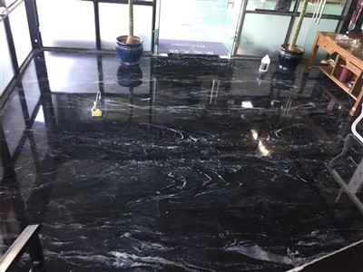 Must marmorist põrandaplaat