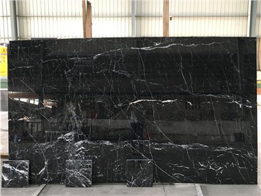 Must marmorist plaadid