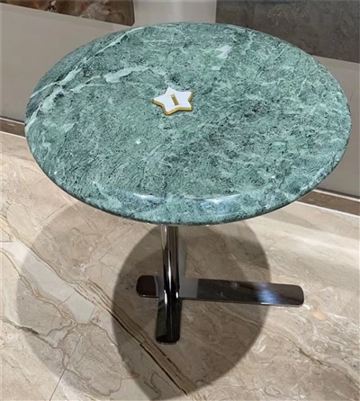 Rohelisest marmorist ülemine laud