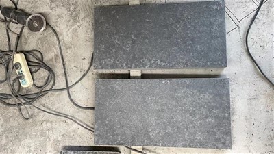 Suured tumehallid sillutuskivid