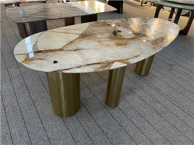 Suur ovaalne marmorist söögilaud