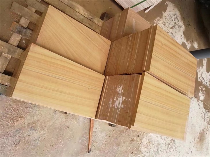 Kollane liivakivist põrandaplaat